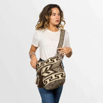 Model walking wearing the flecha mochila against a white background