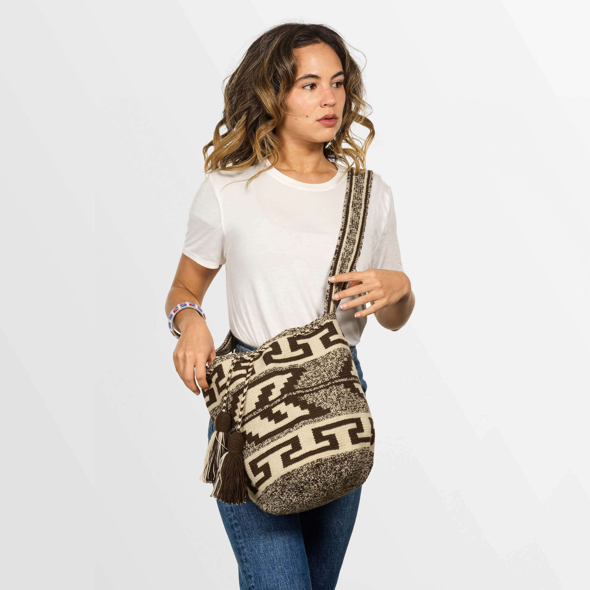 Model walking wearing the flecha mochila against a white background