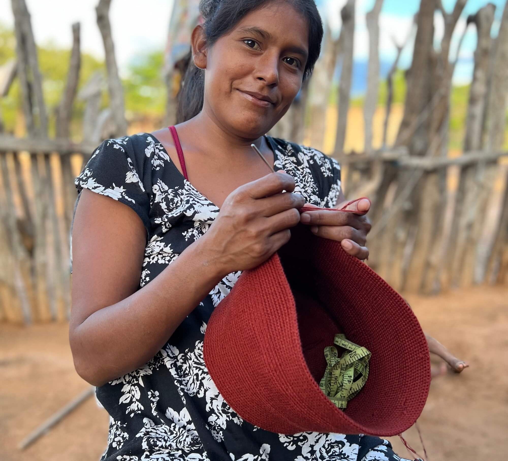 Wayuu weaver from Hiotshy, Gledys