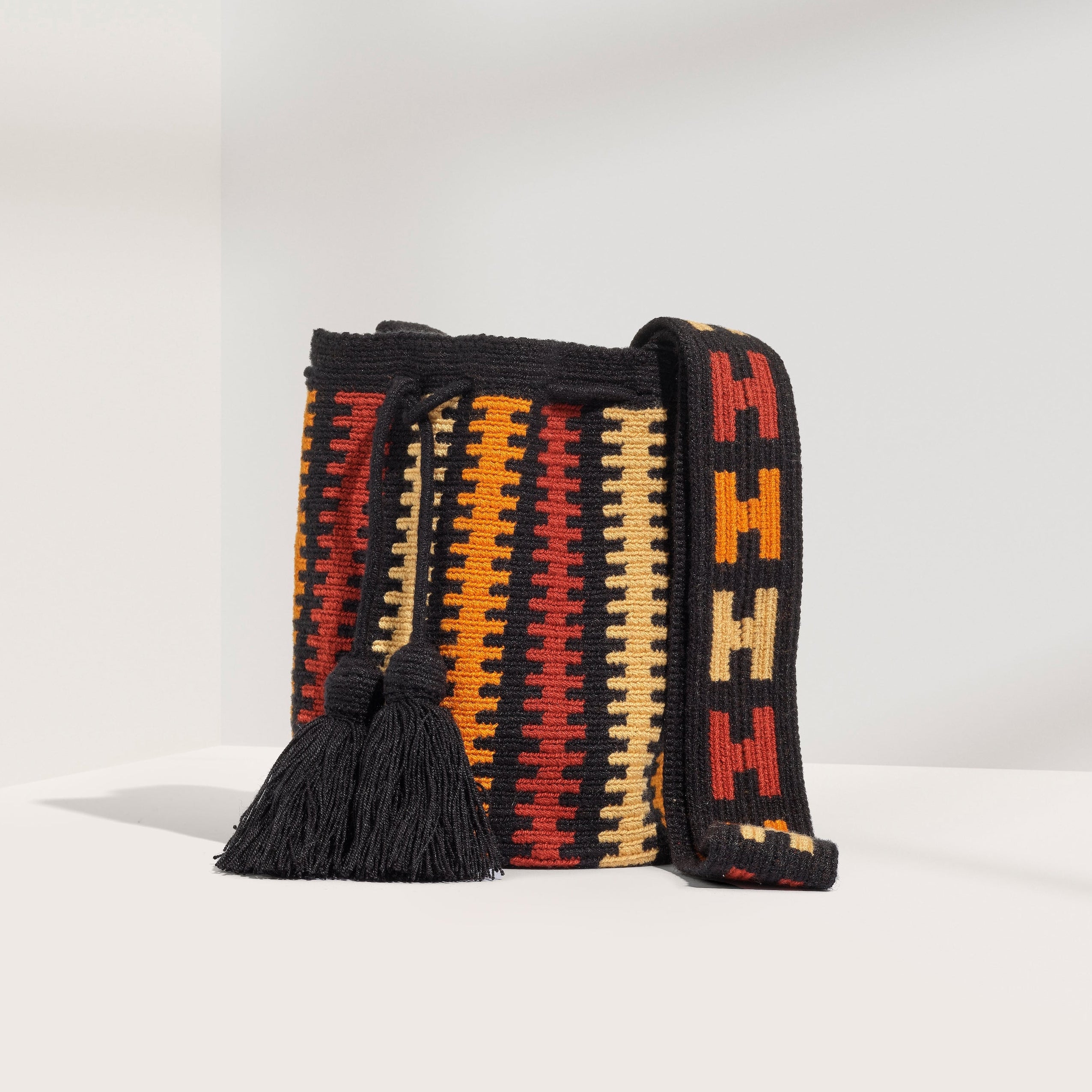 ショルダーバッグ Wayuu mochila bag Handmade Wayuu Mochila Bag: Large Crochet Bucket Bag With Pom Poms