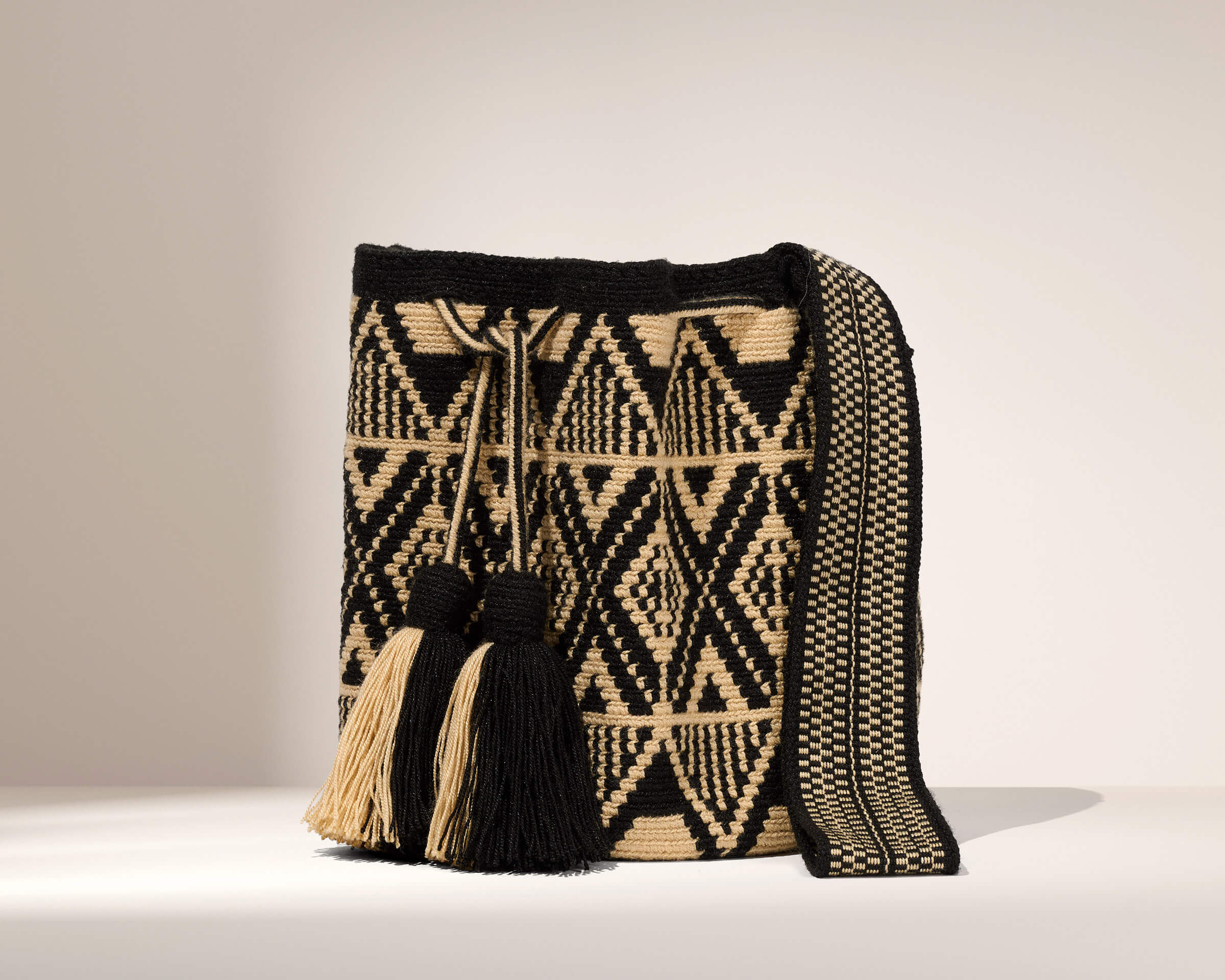 Si'ira Duo Tono – Wayuu Mochila Crossbody Bag – OneThreadCollective