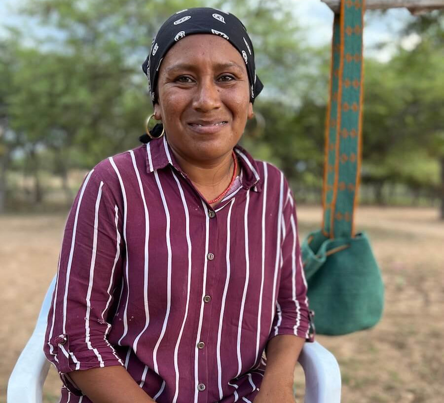 Wayuu women in a headscarf in front of a crossbody mochila bag