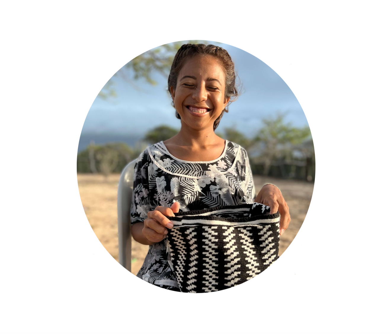 Wayuu woman smiling holding a crossbody mochila