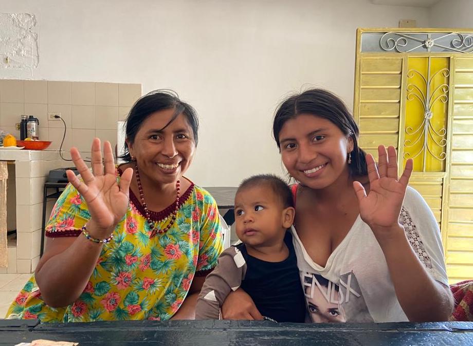 Wayuu women and child smiling